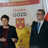 Premier Beata Szydło w Goździe koło Radomia otworzyła pierwszy z przywracanych w kraju urzędów Poczty Polskiej. Obok wójt Paweł Dziewit