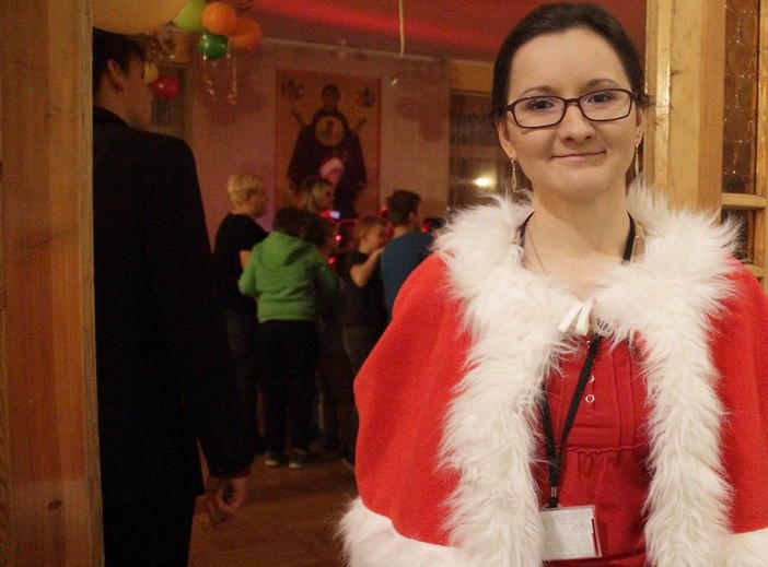 Anna Dąbkowska zapraszała przybyłych do mikołajkowej zabawy 