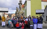 Liturgiczna służba ołtarza biorąca udział w orszaku