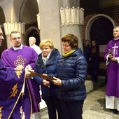 Jubileuszowy dyplom od ks. Roberta Kowalskiego odbierają (od lewej): ks. Aureliusz Bociarski, Anna Bałękowska, wiceprezes zespołu, i Barbara Pokorska. Z prawej ks. Zbigniew Gaczyński