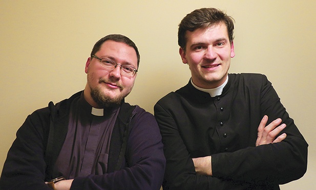 – Stwarzając tę stronę, chcieliśmy dać ludziom możliwość odnalezienia siebie, swojego konkretnego miejsca w Kościele. Bo duszpasterstwo to nie tylko ministranci czy Żywy Różaniec – podkreślają ks. Mariusz (z lewej) i ks. Łukasz.