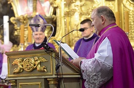 Prepozyt kapituły dziękuje biskupowi Ignacemu za jej utworzenie.