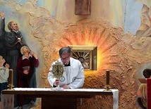 ▲	Rektor o. Marian Galas SP z relikwiami założyciela zakonu w szkolnej kaplicy.