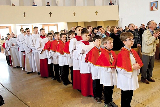 Chłopcy chętnie angażują się w służbę ministrancką.