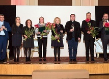 Tegoroczni laureaci z ks. Bogdanem Peciem i Elżbietą Łabojko, prezes Fundacji Dom Nadziei.