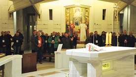 Uczestnicy spotkania w Krakowie przed Eucharystią, wokół ołtarza sami mężczyźni.