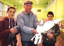 Jarosław Borowski wraz jego synami prezentują najpiękniejsze gołębie ze swojej hodowli.