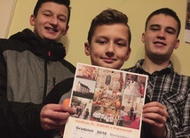 ▲	W parafialnym kalendarzu znajdują się zdjęcia ministrantów – to duma i przyszłość wspólnoty.