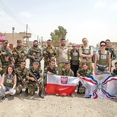 Bartosz Rutkowski (stoi trzeci z prawej) wraz z wolontariuszami z Polski wśród chrześcijańskich żołnierzy w irackim Kurdystanie.