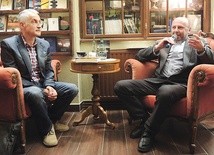 Ks. dr Leszek Łysień (z prawej) i dr Lucjan Wroński podczas cieszyńskiej promocji książki.