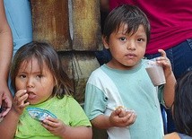Z myślą o małych mieszkańcach misji w Peru i Boliwii, gdzie pracują polscy misjonarze, trwa akcja „Makulatura na misje”.