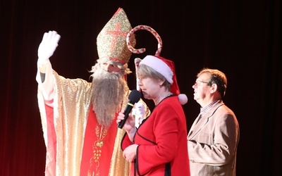 Wraz ze św. Mikołajem dzieci powitali przedstawiciele TP im. św. Brata Alberta