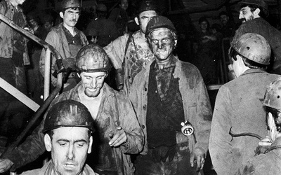 Górnicy z kopalni „Piast” wychodzą na powierzchnię po zakończeniu najdłuższego po wprowadzeniu stanu wojennego strajku zorganizowanego pod ziemią.