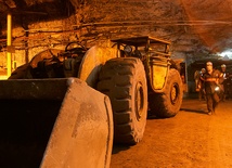 Maszyna do załadunku urobku pod ziemią w kopalni miedzi w Polkowicach. Górnicy pracują na coraz niżej położonych pokładach.