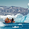 Na biegunie wzrost temperatury oznacza topnienie pokrywy lodowej.