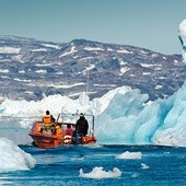 Na biegunie wzrost temperatury oznacza topnienie pokrywy lodowej.