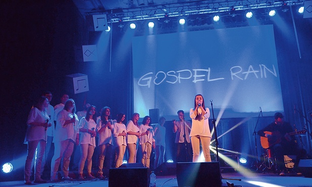 Chór Gospel Rain tworzy dziś około pięćdziesięciu muzyków.
