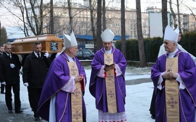 Śp. ks. inf. Mroczka na miejsce wiecznego spoczynku odprowadzili biskupi: Roman Pindel, Marek Szkudło, Piotr Greger, Tadeusz Rakoczy i Janusz Zimniak