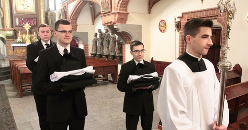 Koloratka jak krzyż przy drodze 
