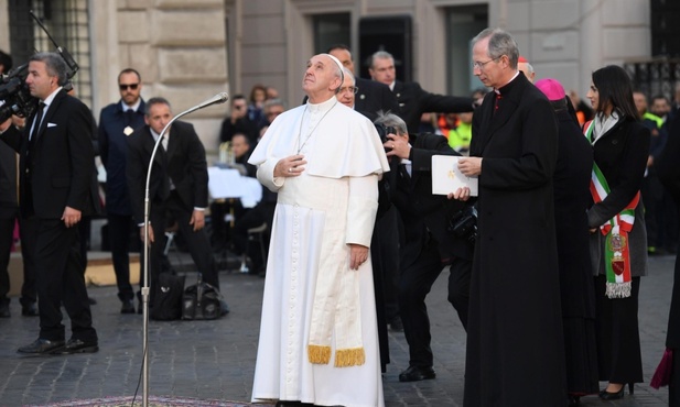 Białe róże od papieża dla Maryi