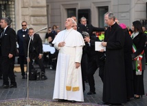 Białe róże od papieża dla Maryi