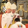 Abp Marek Jędraszewski nakłada dłonie na głowę bp. Wojciecha Osiala. Za nim bp Andrzej F. Dziuba