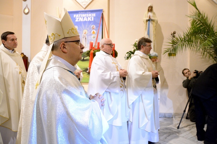 Wprowadzenie prochów męczenników z Dachau do kościoła w Winowie