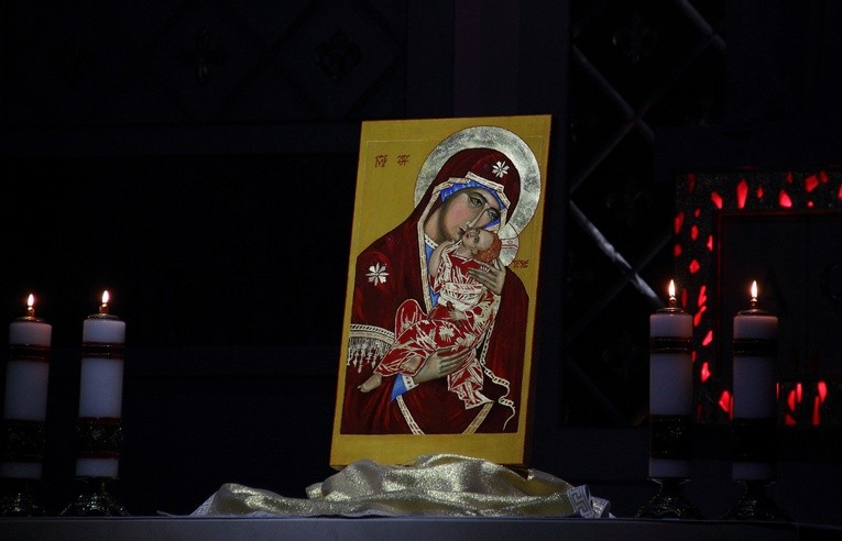 Ikona Matki Bożej podczas nabożeństwa umiejscowiona była w centralnym punkcie kościoła