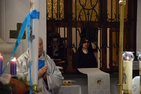 Siostry klaryski uczestniczyły w Eucharystii za kratą oddzielającą je od reszty kościoła