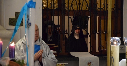 Siostry klaryski uczestniczyły w Eucharystii za kratą oddzielającą je od reszty kościoła