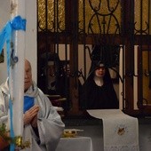 Siostry klaryski uczestniczyły w Eucharystii za kratą oddzielającą je od reszty kościoła