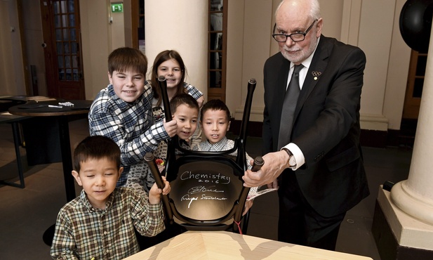 Autografy noblistów na krześle