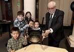 Autografy noblistów na krześle
