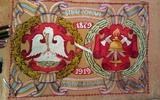 Sztandar Łowickiej Straży Ogniowej z 1919 r. Awers w trakcie przenoszenia haftu na nowe podłoże