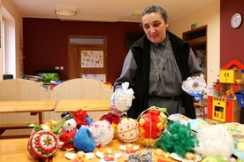 S. Małgorzata Binkowska prezentuje wykonane przez jej podopiecznych świąteczne ozdoby