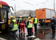 Na miejsce wypadku ściągnięto dźwig, który postawił wykolejony pojazd na torach