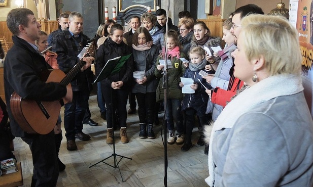 Wszystkie pokolenia oazowiczów śpiewały razem w scholi podczas spotkania w Inwałdzie
