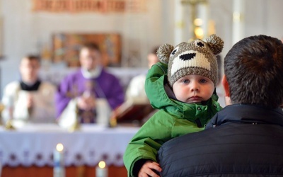 Na Mszy św. o 13.00 w parafii pw. Miłosierdzia Bożego zebrało się wiele rodzin z dziećmi.