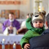 Na Mszy św. o 13.00 w parafii pw. Miłosierdzia Bożego zebrało się wiele rodzin z dziećmi.