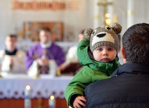 Na Mszy św. o 13.00 w parafii pw. Miłosierdzia Bożego zebrało się wiele rodzin z dziećmi.