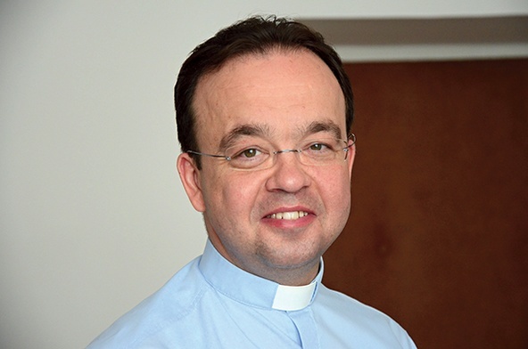 Ks. Marek Szymański dyrektor wydawnictwa zachęca wszystkich do świętowania wraz z "Gaudium"