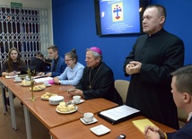 Pierwsza narada nowego asystenta z zarządem i parafialnymi oddziałami KSM. Uczestniczył w niej bp Henryk Tomasik