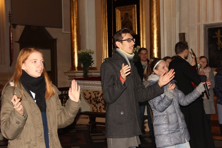 "Mocni w Duchu" spotkali się z młodzieża gimnazjalną, a także poprowadzili modlitwę w kościele