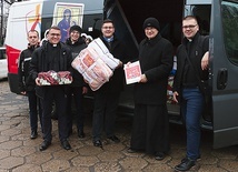 ▲	Paczkę, w której była lodówka i wiele innych rzeczy, wybranej rodzinie zawieźli z wolontariuszem ks. Jacek Mizak, wicerektor Wyższego Seminarium Duchownego, i alumni.