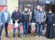 ▲	Ks. Daniel Glibowski i katecheta Krystian Kuc z uczniami przed wyruszeniem z darami do bezdomnych. 