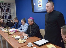 ▲	W pierwszej naradzie nowego asystenta z zarządem i parafialnymi oddziałami KSM uczestniczył bp Henryk Tomasik.