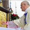 Po Komunii św. abp Józef Górzyński pobłogosławił tabernakulum. Następnie umieścił w nim Najświętszy Sakrament.