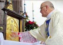 Po Komunii św. abp Józef Górzyński pobłogosławił tabernakulum. Następnie umieścił w nim Najświętszy Sakrament.