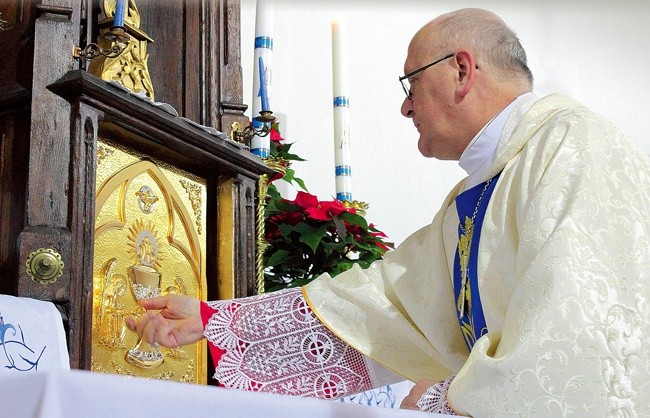 Po Komunii św. abp Józef Górzyński pobłogosławił tabernakulum. Następnie umieścił w nim Najświętszy Sakrament.