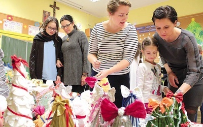 Każda klasa przygotowała stoisko z ozdobami świątecznymi, wykonanymi przez dzieci i rodziców.